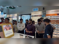 Lenskart की ड्रेस कोड नीति के विरोध में उतरा बजरंग दल, स्टोर पर जमकर किया हंगामा