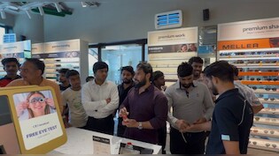 Lenskart की ड्रेस कोड नीति के विरोध में उतरा बजरंग दल, स्टोर पर जमकर किया हंगामा