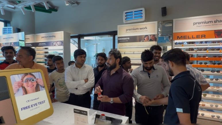 Lenskart की ड्रेस कोड नीति के विरोध में उतरा बजरंग दल, स्टोर पर जमकर किया हंगामा