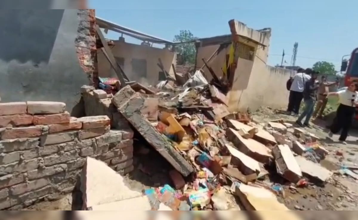 Haryana: करनाल में जोरदार धमाके से हवा में उड़ी घर की छत, दिवाली के बचे पटाखों ने मचाई तबाही, इलाके में दहशत