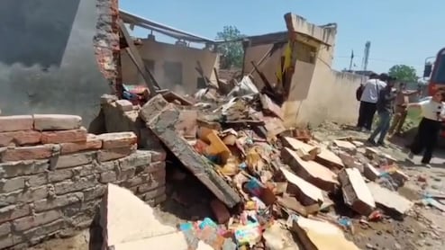 Haryana: करनाल में जोरदार धमाके से हवा में उड़ी घर की छत, दिवाली के बचे पटाखों ने मचाई तबाही, इलाके में दहशत