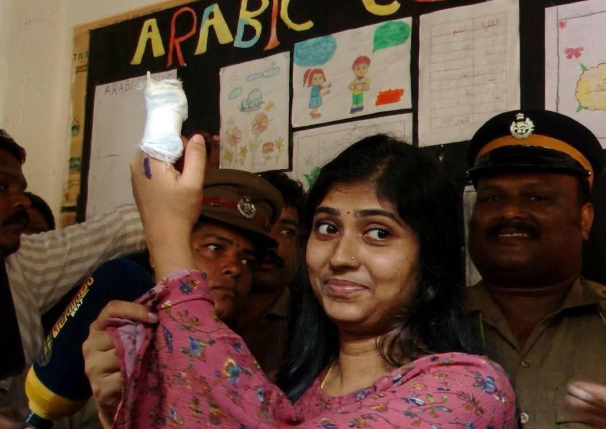 पट्टी बंधी उंगली के कारण युवा मां को वोट नहीं डालने दिया तो घंटों विरोध पर बैठीं, आखिर कैसे मिली जीत?
