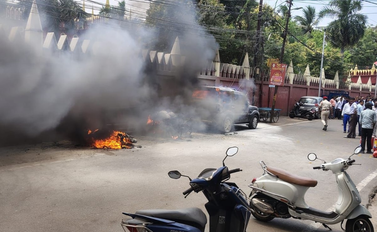 PM मोदी का ध्यान खींचने को महिला ने उठाया खौफनाक कदम, हाईकोर्ट के बाहर गाड़ियों में पेट्रोल छिड़ककर आग लगाई