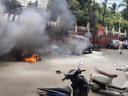 PM मोदी का ध्यान खींचने को महिला ने उठाया खौफनाक कदम, हाईकोर्ट के बाहर गाड़ियों में पेट्रोल छिड़ककर आग लगाई