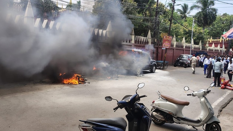 PM मोदी का ध्यान खींचने को महिला ने उठाया खौफनाक कदम, हाईकोर्ट के बाहर गाड़ियों में पेट्रोल छिड़ककर आग लगाई