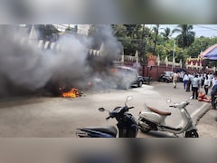 उड़ीसा हाईकोर्ट के पास महिला ने गाड़ियों में लगाई आग, सीसीटीवी में हुई कैद