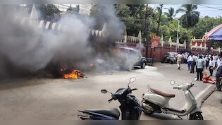 उड़ीसा हाईकोर्ट के पास महिला ने गाड़ियों में लगाई आग, सीसीटीवी में हुई कैद