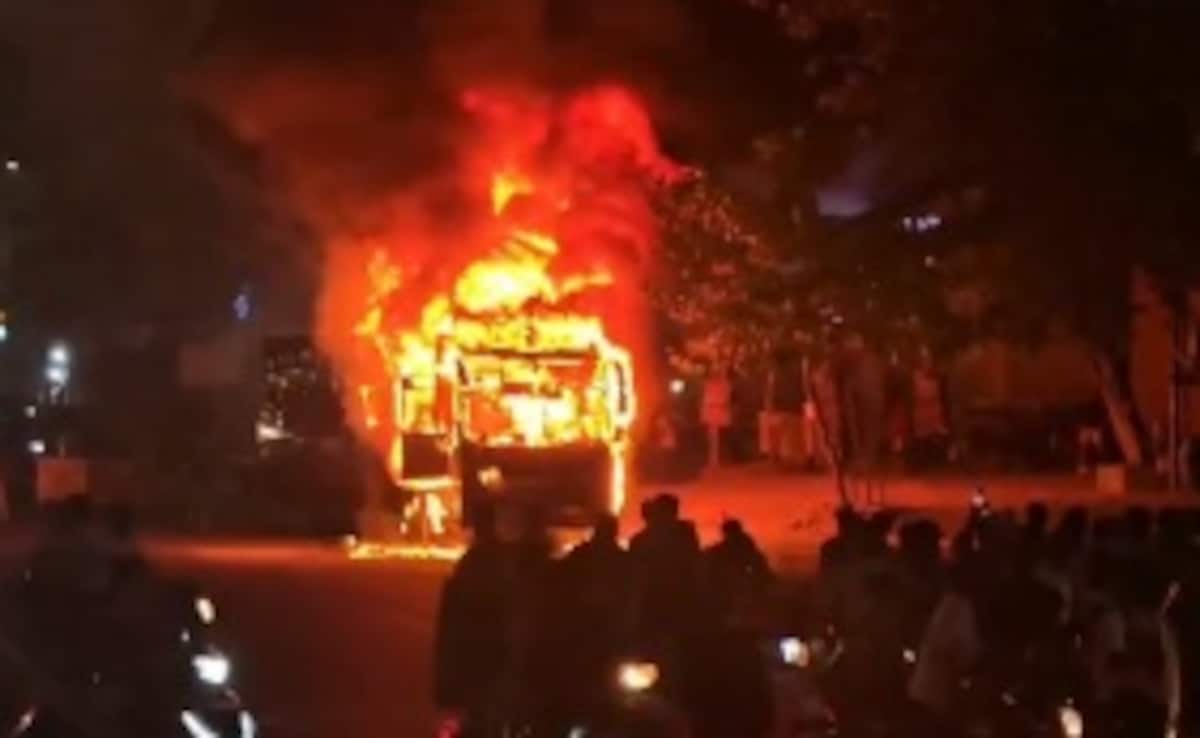 Fire in Bus: हैदराबाद में धूं-धूंकर जल गई AC बस, 18 यात्रियों ने बचाई जान