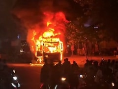 Fire in Bus: हैदराबाद में धूं-धूंकर जल गई AC बस, 18 यात्रियों ने बचाई जान