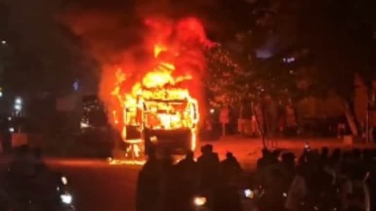 Fire in Bus: हैदराबाद में धूं-धूंकर जल गई AC बस, 18 यात्रियों ने बचाई जान