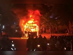 Fire in Bus: हैदराबाद में धूं-धूंकर जली बस, 18 यात्रियों ने बचाई जान