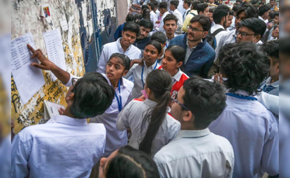 UP बोर्ड की 10वीं परीक्षा में देवेश कुमार ने गौतमबुद्ध नगर जिले में किया टॉप