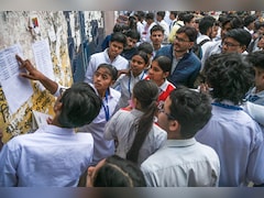 UP बोर्ड की 10वीं परीक्षा में देवेश कुमार ने गौतमबुद्ध नगर जिले में किया टॉप