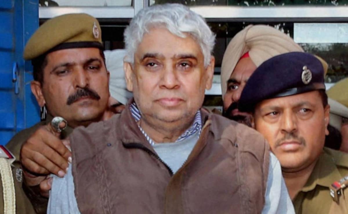 रामपाल को 11  साल बाद जमानत, जेल से बाहर आने पर समर्थकों ने किया स्वागत; देशद्रोह से जुड़ा है मामला