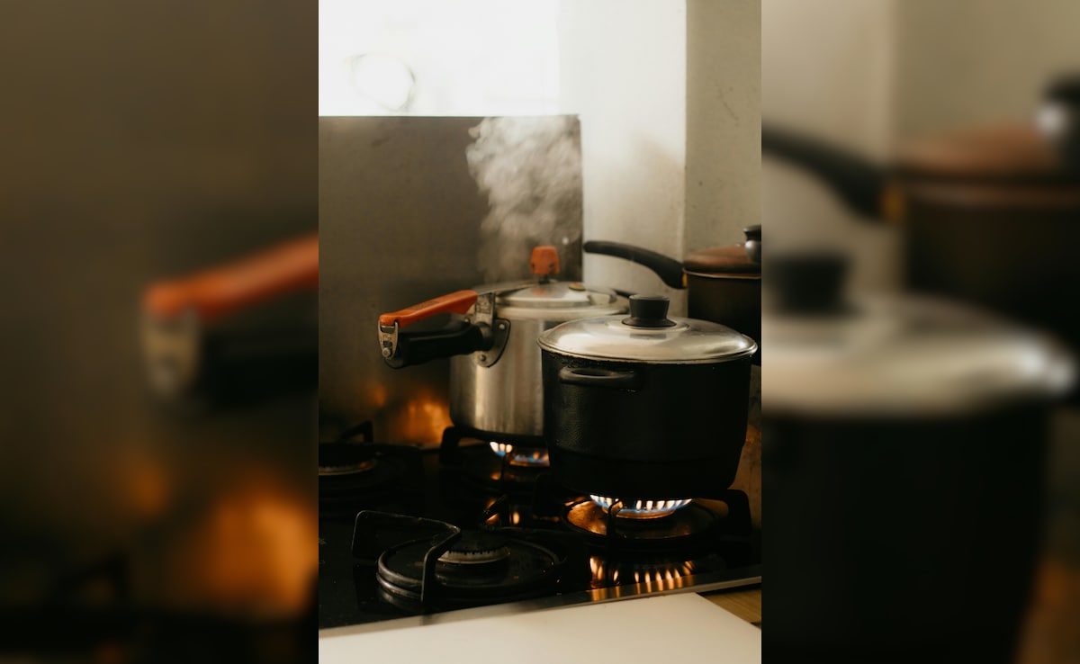 Pressure Cooker की सीटी गिनने में हो रही है गलती, जानें किस चीज में कितनी सीटी देनी चाहिए