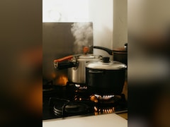Pressure Cooker की सीटी गिनने में हो रही है गलती, जानें किस चीज में कितनी सीटी देनी चाहिए