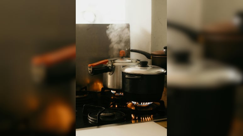 Pressure Cooker की सीटी गिनने में हो रही है गलती, जानें किस चीज में कितनी सीटी देनी चाहिए