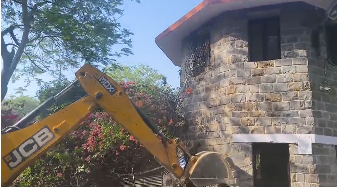 सैनिक फार्म में जेसीबी मशीन की मदद से कोठी को गिराते हुए कर्मचारी