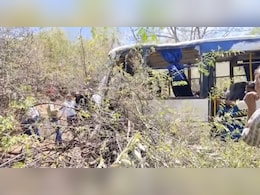 पुष्&zwj;कर घाटी में 150 फीट नीचे खाई में ग&zwj;िरी बस, 2 यात्रियों की मौत और 25 घायल