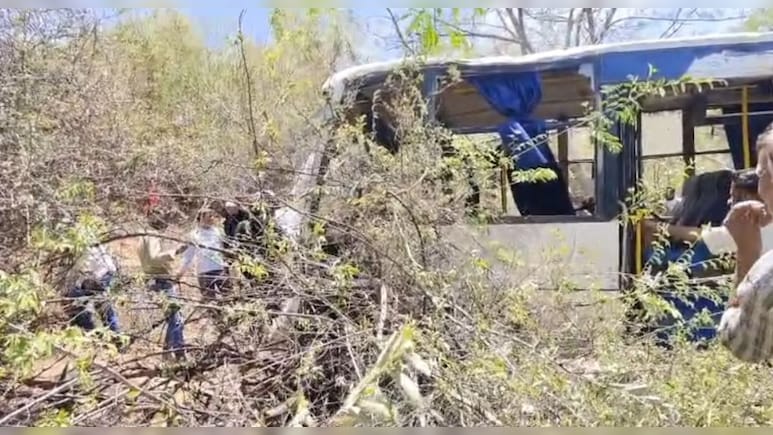 पुष्&zwj;कर घाटी में 150 फीट नीचे खाई में ग&zwj;िरी बस, 2 यात्रियों की मौत और 25 घायल