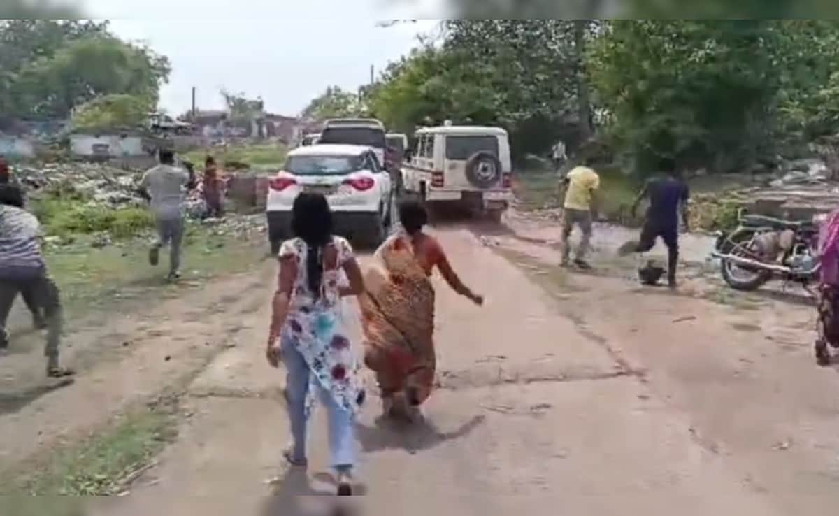 धनबाद: भू-धंसान में 3 मौत के बाद आक्रोश, BCCL अधिकारियों पर ग्रामीणों ने बरसाए पत्थर, जान बचाकर भागे GM