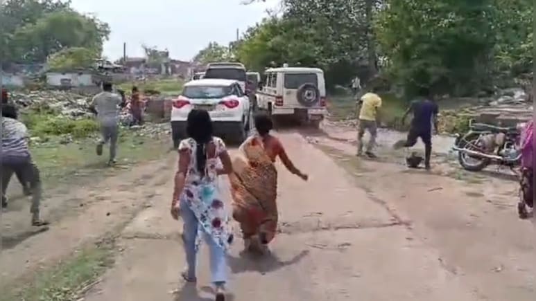 धनबाद: भू-धंसान में 3 मौत के बाद आक्रोश, BCCL अधिकारियों पर ग्रामीणों ने बरसाए पत्थर, जान बचाकर भागे GM