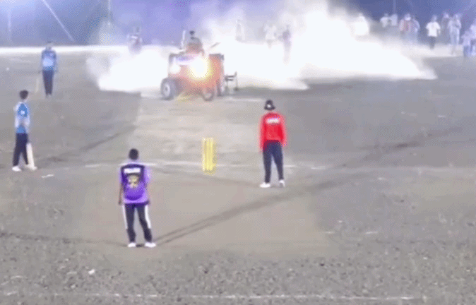 क्रिकेट मैदान में चला दिया ट्रैक्टर! मैच में नहीं बुलाने से नाराज था शख्स