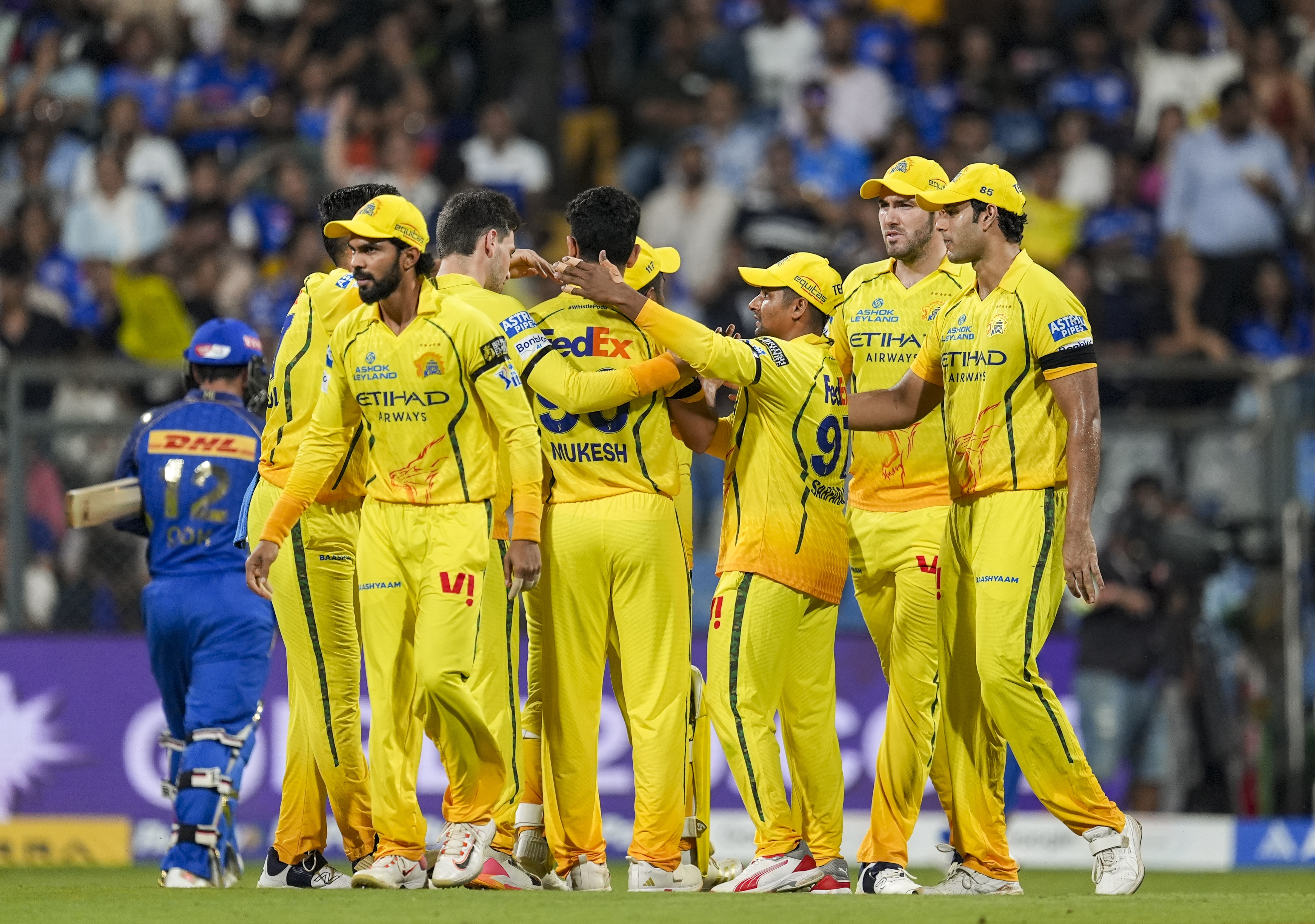 MI vs CSK LIVE Score, IPL 2026:  0,0,W,0,0,0...अकील हुसैन ने बरपाया कहर, मुंबई को 11 पर लगा तीसरा झटका