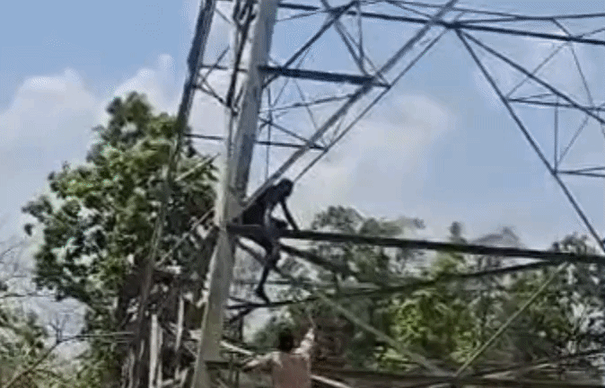 VIDEO: पत्नी से नाराज पति का हाईवोल्टेज ड्रामा, 220KV बिजली टावर पर चढ़ा, पुलिस ने वहीं पर दिया पानी