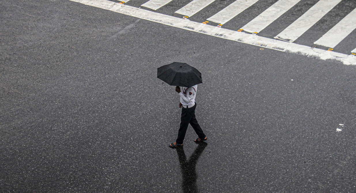 दिल्ली-NCR में बदला मौसम का मिजाज... कई इलाकों में झमाझम बारिश