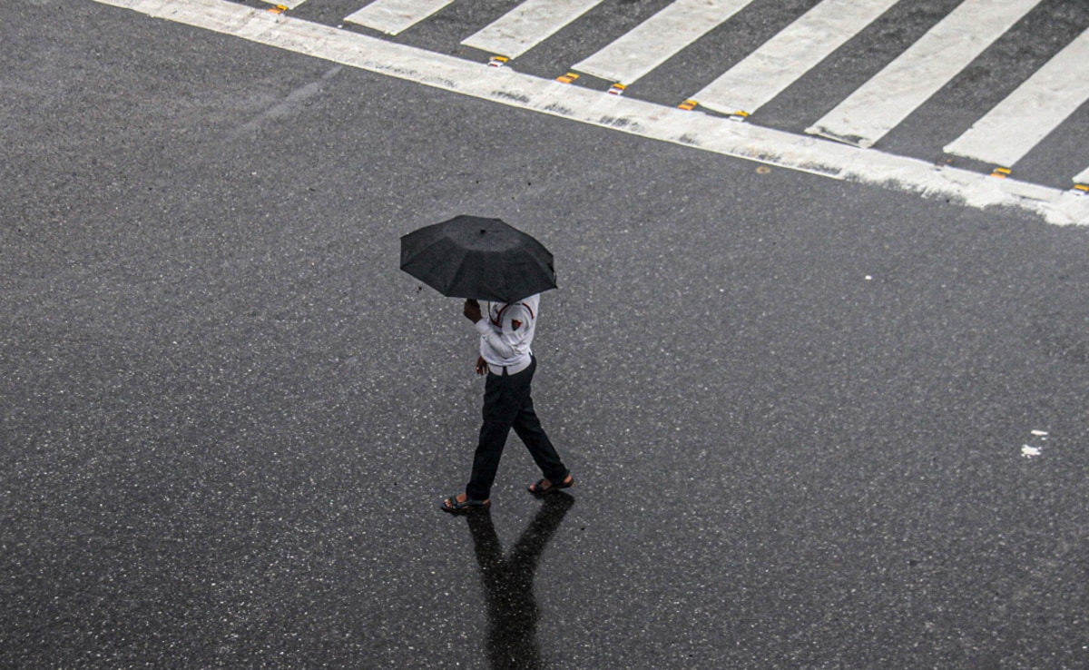 दिल्ली-NCR में बदला मौसम का मिजाज... कई इलाकों में झमाझम बारिश