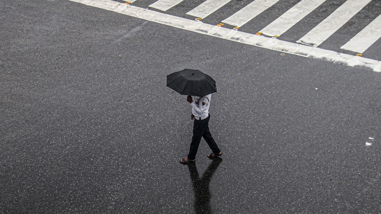 दिल्ली-NCR में बदला मौसम का मिजाज... कई इलाकों में झमाझम बारिश