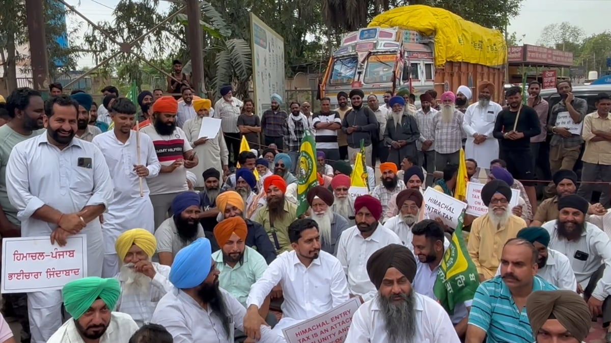 आम आदमी पार्टी भी प्रदर्शन कर रही है