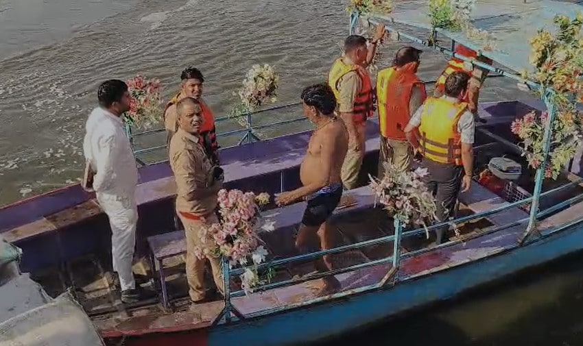 राहत-बचाव कार्य में लगे पुलिस के जवान व स्थानीय गोताखोर. राहत-बचाव कार्य में लगे पुलिस के जवान व स्थानीय गोताखोर.