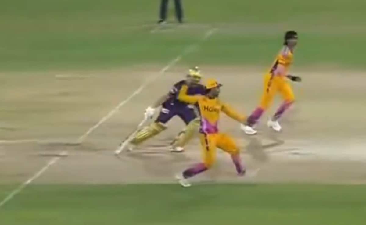 Comedy Of Errors In PSL As Peshawar Zalmi Stars Bizarre Run-Out Attempt Stuns Fans. Watch