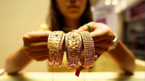 Gold Rate Today: सोन्याच्या दरात 2100 रुपयांची घसरण, चांदीही स्वस्त; चेक करा नवे दर