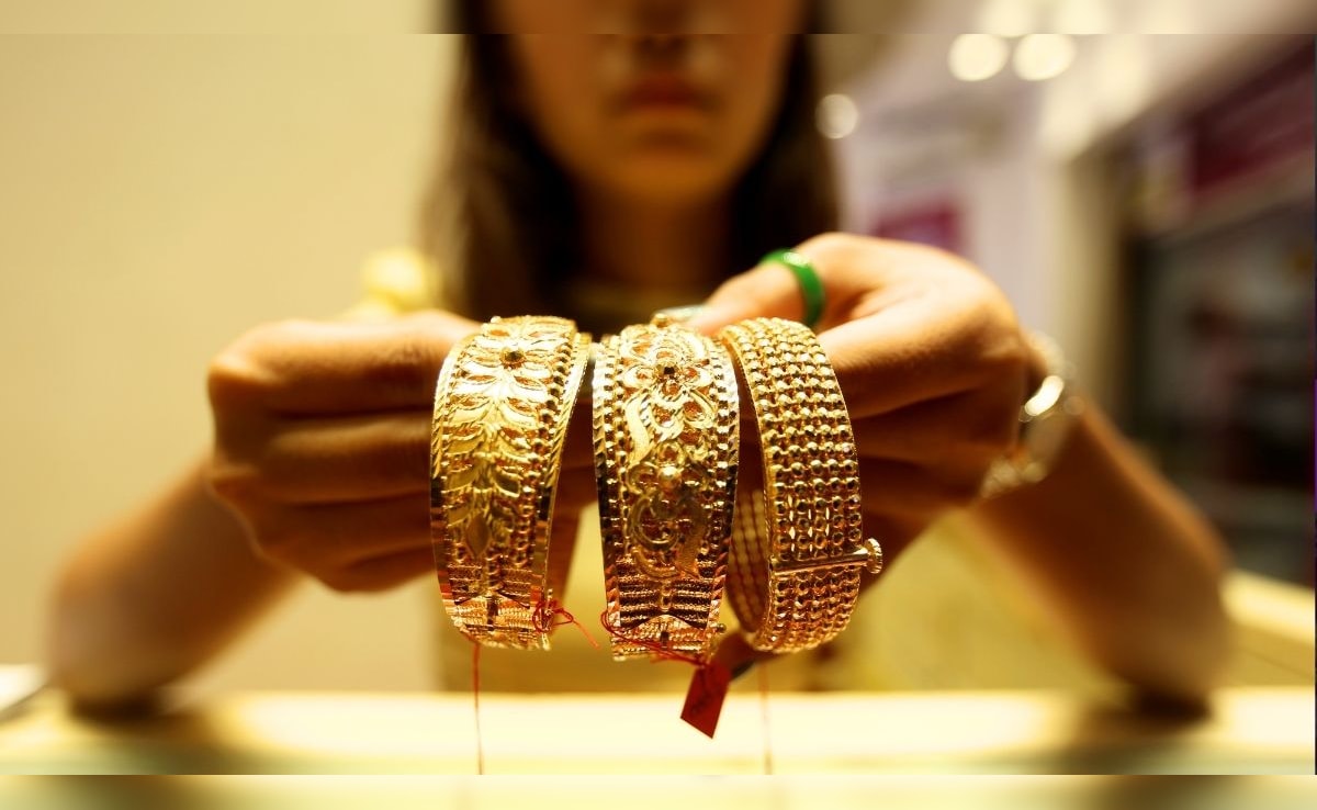 Gold Silver Prices: गोल्‍ड-सिल्‍वर के भाव गिरे! चांदी 2.33 लाख के नीचे आई, सोने के दाम कितने कम हुए, जानिए अपने शहर का भाव