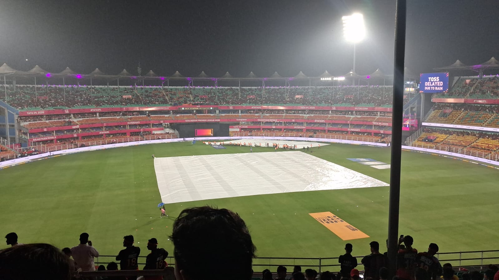 RR vs RCB Guwahati Weather Update IPL 2026: टॉस के बाद गुवाहाटी में बारिश ने फिर मारी एंट्री, क्या रद्द हो जायगा मुकाबला?