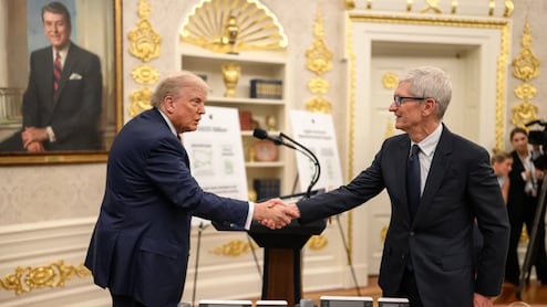 'Big Fan Of Tim Cook, Incredible Guy': Trump Recalls Phone Call, Ties With Outgoing Apple CEO
