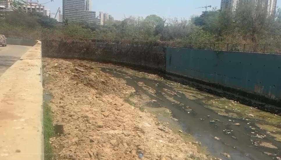 मुंबई में ठेकेदार खुद डाल रहे नालों में मलबा, मॉनसून से पहले नाले सफाई में भ्रष्टाचार का खेल