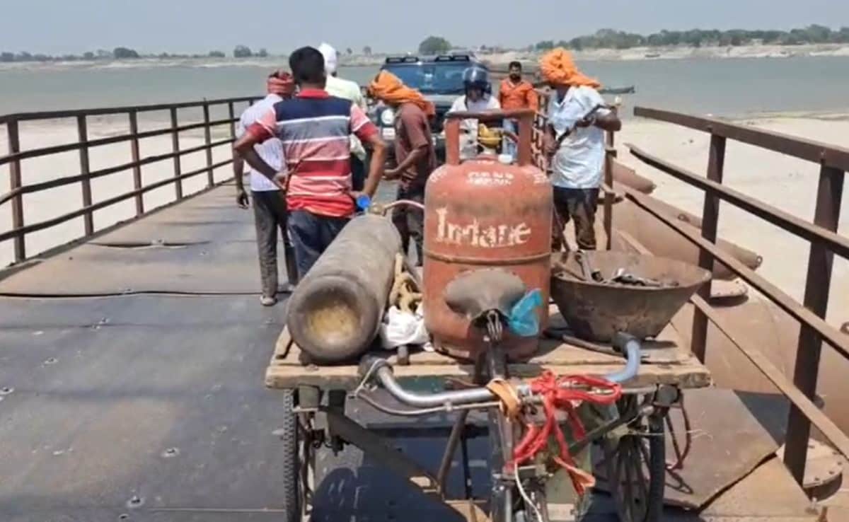 Bihar: घरेलू गैस से पीपा पुल की मरम्मत पर बोला ठेकेदार- मजबूरी है क्या करें, मंत्री बोले- सख्त कार्रवाई होगी