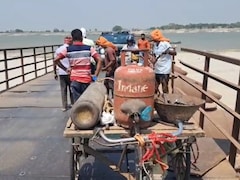 Bihar: घरेलू गैस से पीपा पुल की मरम्मत पर बोला ठेकेदार- मजबूरी है क्या करें, मंत्री बोले- सख्त कार्रवाई होगी