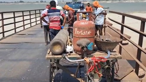 Bihar: घरेलू गैस से पीपा पुल की मरम्मत पर बोला ठेकेदार- मजबूरी है क्या करें, मंत्री बोले- सख्त कार्रवाई होगी