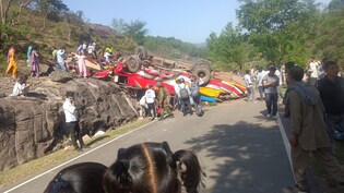 रामनगर-उधमपुर हाईवे पर पहाड़ी से गिरी यात्रियों से भरी बस, कई लोगों के मारे जाने की आशंका