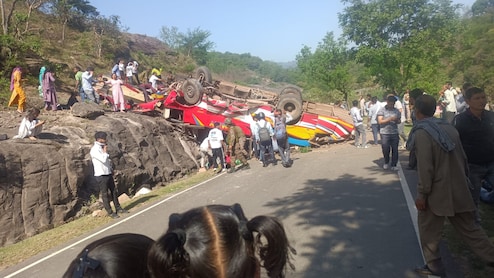 रामनगर-उधमपुर हाईवे पर पहाड़ी से गिरी यात्रियों से भरी बस, 15 लोगों की मौत