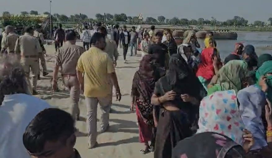 स्टीमर पलटने की सूचना के बाद घटनास्थल की ओर जाते पुलिस के जवान. स्टीमर पलटने की सूचना के बाद घटनास्थल की ओर जाते पुलिस के जवान.