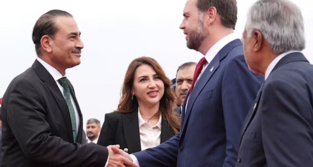 जेडी वेंस और आसिम मुनीर के साथ दिख रही ये महिला कौन? स्पैनिश,उर्दू सहित इन भाषाओं की जानकार