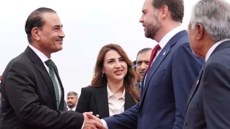 जेडी वेंस और आसिम मुनीर के साथ दिख रही ये महिला कौन? स्पैनिश,उर्दू सहित इन भाषाओं की जानकार