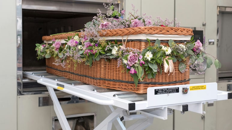 रेस्टोरेंट समझकर घुस गए अंतिम संस्कार में! लेकिन आगे जो हुआ, आप कभी कल्पना भी नहीं कर सकते