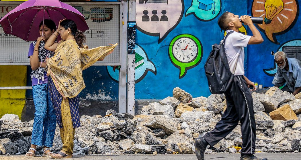 चुभती धूप, छूटते पसीने...बारिश जाते ही शुरू हो गया गर्मी का टॉर्चर, दिल्ली-UP सहित इन राज्यों का मौसम अपडेट